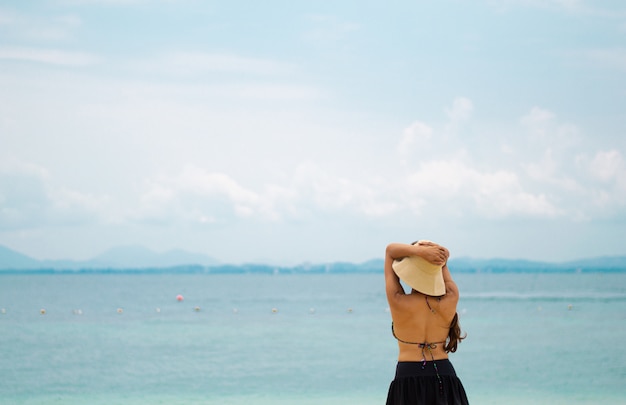 Vrouw die bikini draagt bij het strand