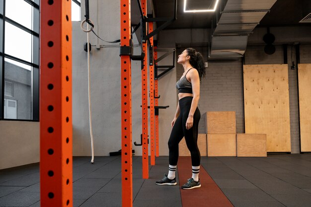 Foto vrouw die binnen traint