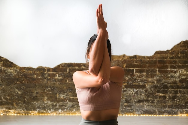 Foto vrouw die binnen yoga asana's beoefent