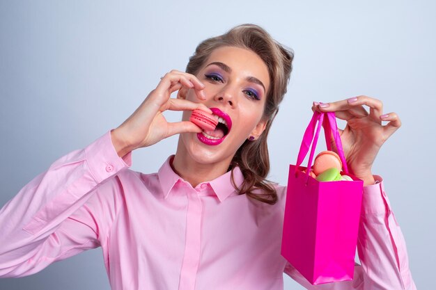 Vrouw die bitterkoekjes eet