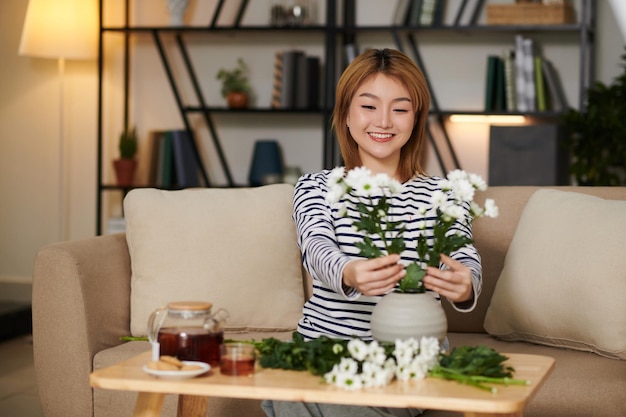 Vrouw die bloemstuk maakt