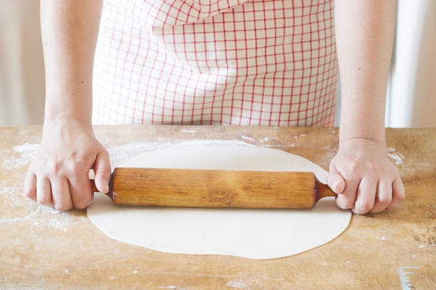 Vrouw die bollen doet, vareniks. Handgemaakt.