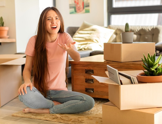 vrouw die boos, geïrriteerd en gefrustreerd kijkt en schreeuwt wtf of wat is er mis met jou