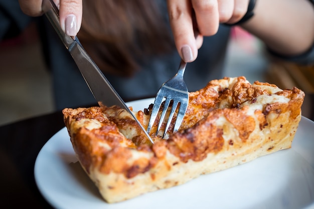 vrouw die brood eet