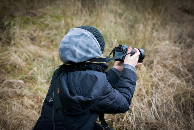 Vrouw die buiten fotografeert