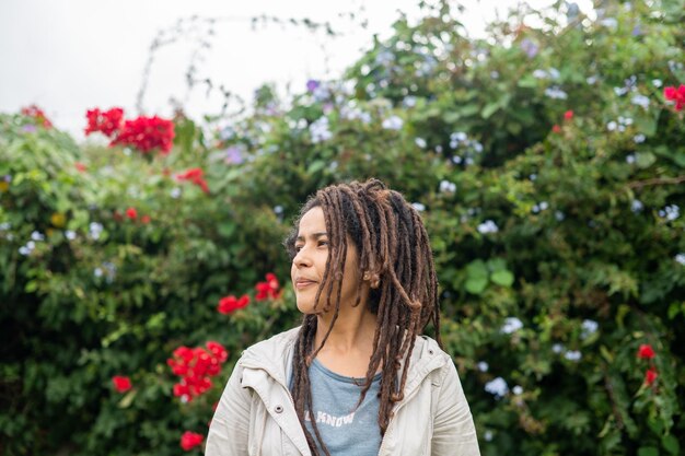 Vrouw die buiten in de natuur staat