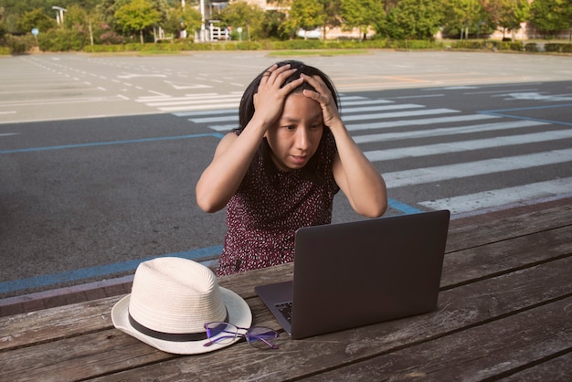 Vrouw die buiten kantooruren werkt, probeert achterstallig werk voor te zijn.