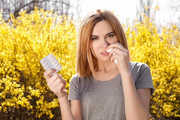 Foto vrouw die buiten op een zonnige dag aan seizoensgebonden allergie lijdt