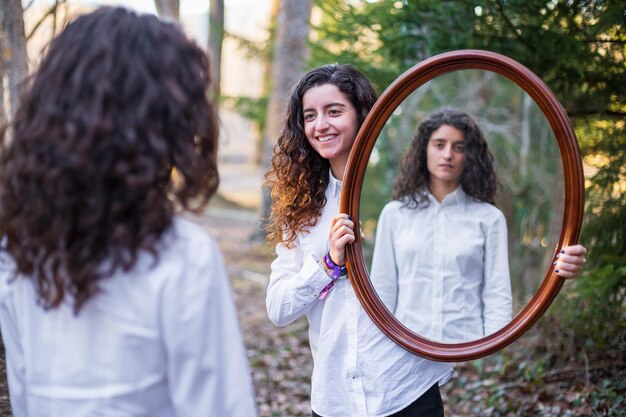 Foto vrouw die buiten staat.