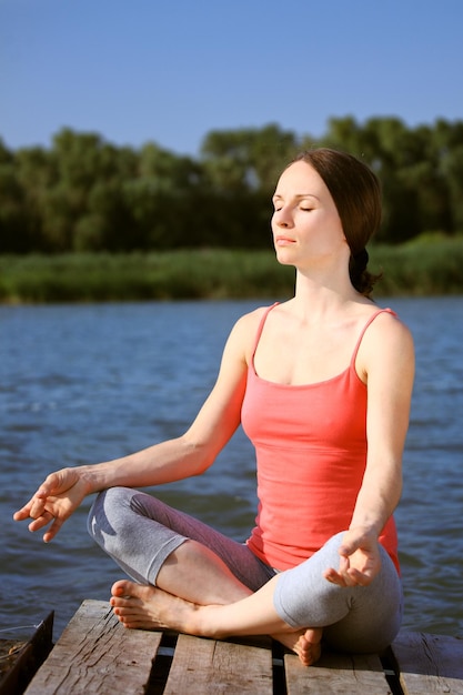 Vrouw die buiten yoga beoefent Foto is gemaakt met gepolariseerd filter