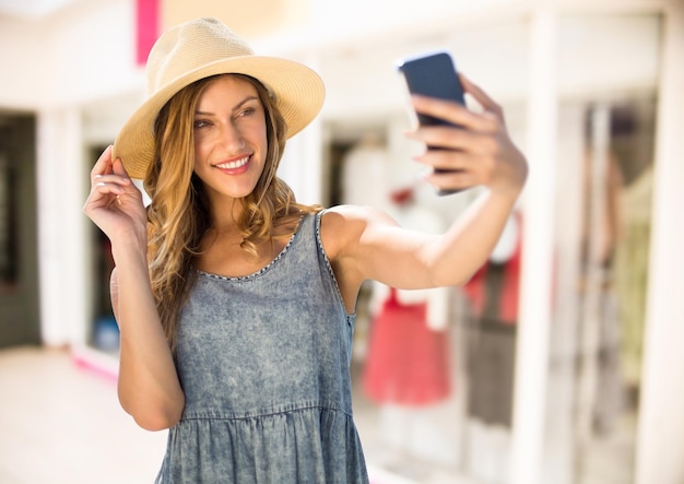 Vrouw die casual selfie foto neemt voor winkelcentrum