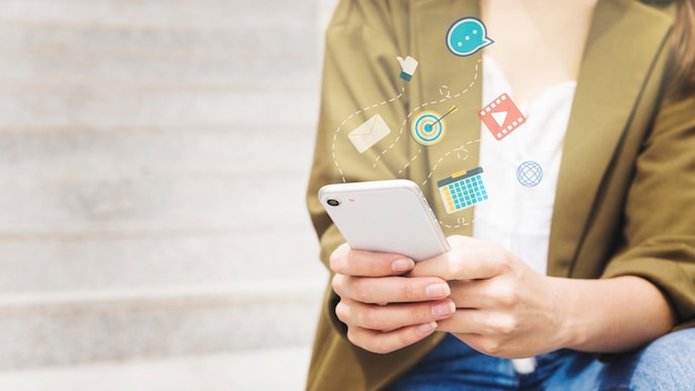 Foto vrouw die cellphone met verschillende toepassingen gebruikt