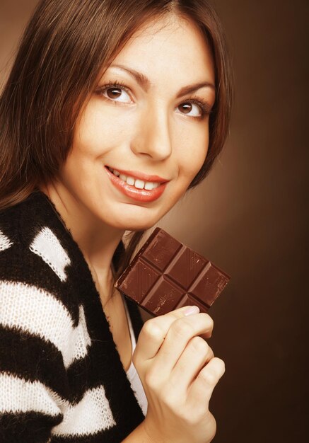 Vrouw die chocolade eet