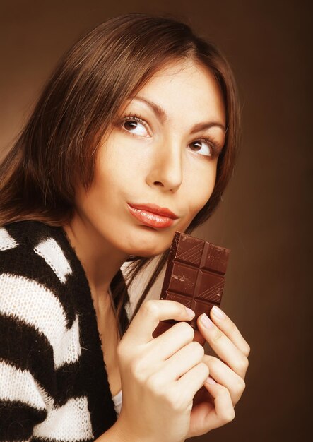 Vrouw die chocolade eet