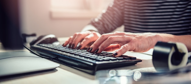 Foto vrouw die computer met behulp van