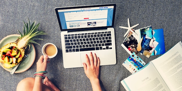 Foto vrouw die computerlaptop met behulp van