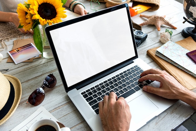 Vrouw die computerlaptop met behulp van