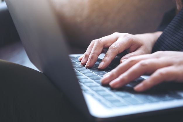 Vrouw die computerlaptop met behulp van