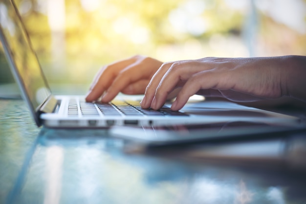 Vrouw die computerlaptop met behulp van