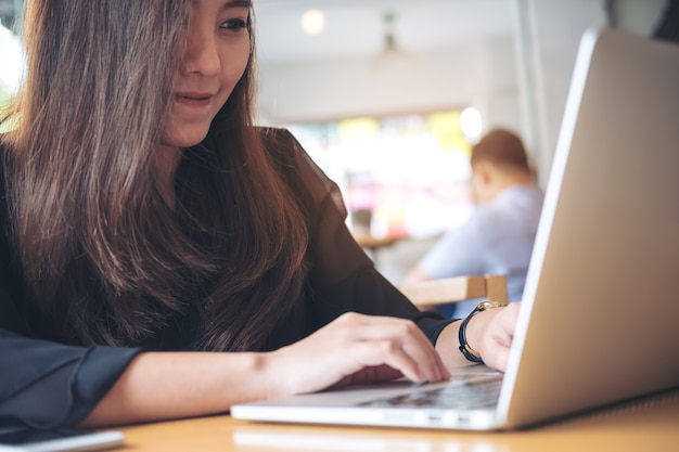 Vrouw die computerlaptop met behulp van