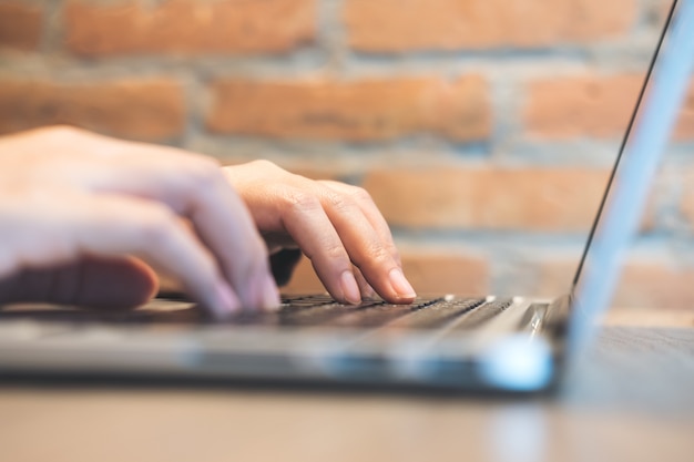 Vrouw die computerlaptop met behulp van