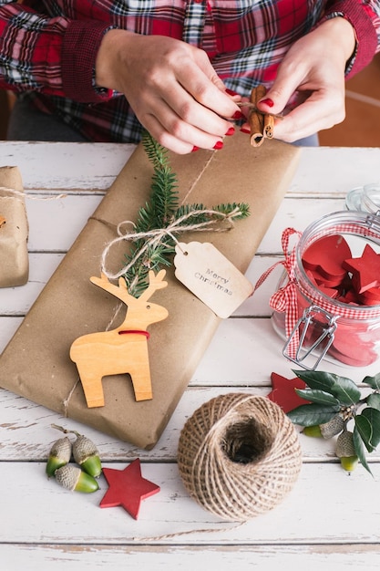 Vrouw die cool kerstcadeau inpakt