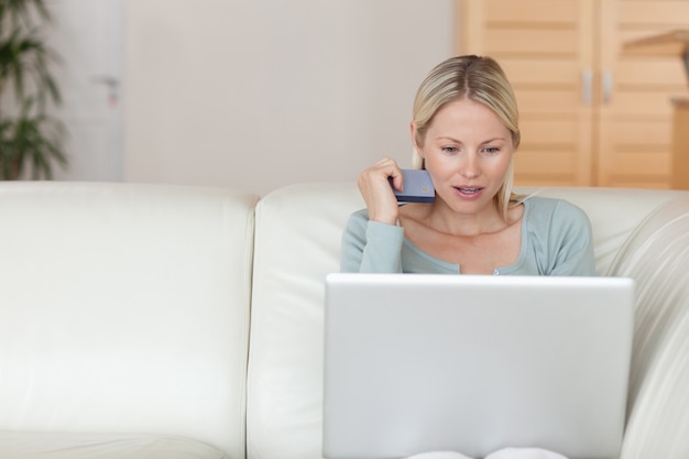 Vrouw die creditcard gebruikt om online vlucht te boeken