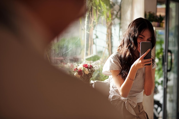 Vrouw die Crush in het geheim fotografeert