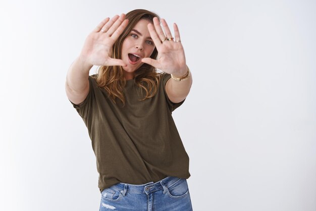 vrouw die danst, plezier heeft en meezingt met uitgestrekte armen doorkijkend