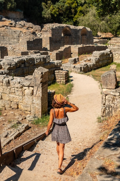 Vrouw die de archeologische ruïnes van het Butrint of Butrinto National Park in Albanië bezoekt