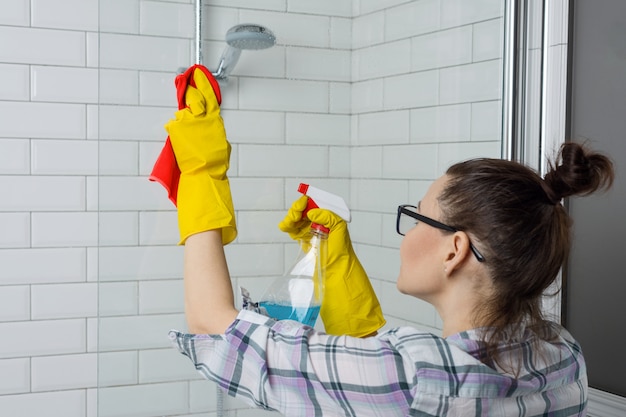 Vrouw die de badkamers schoonmaakt