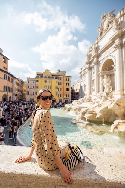 Vrouw die de beroemde di Trevi-fontein in Rome bezoekt