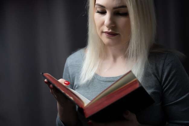 Vrouw die de Heilige Bijbel leest, een boek leest.