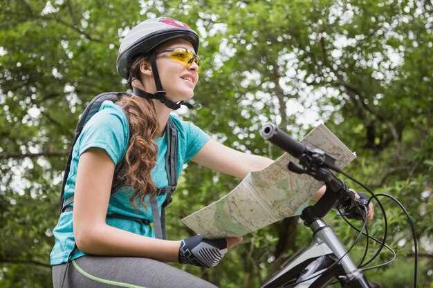 Vrouw die de kaart controleert