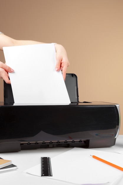 Vrouw die de printer gebruikt om document te scannen en af te drukken