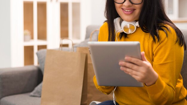 Vrouw die de tablet controleert op een nieuwe aankoop