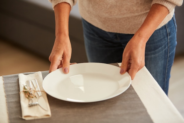 Vrouw die de tafel serveert