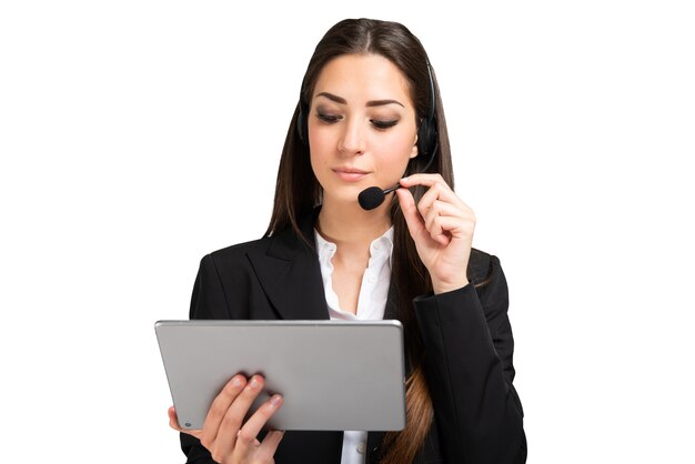 Vrouw die deelneemt aan een vergadering op afstand met behulp van een tablet en een hoofdtelefoon