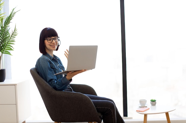 Vrouw die deelneemt aan online briefing met behulp van digitale apparaten