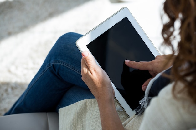 Vrouw die digitale tablet gebruikt