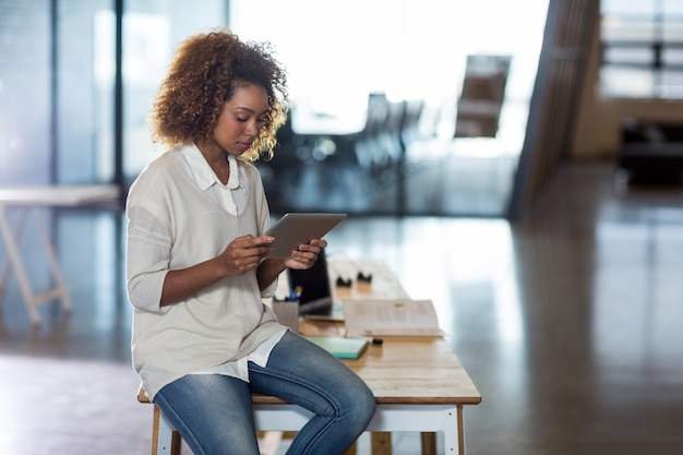 Vrouw die digitale tablet gebruikt