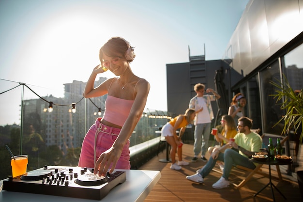 Foto vrouw die dj is op het vooraanzicht van het feest