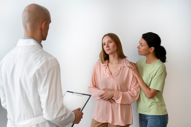 Foto vrouw die door abortusproces gaat