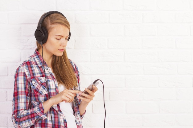 Vrouw die door de afspeellijst gaat