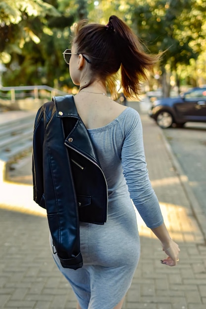 vrouw die door de straat van de stad loopt