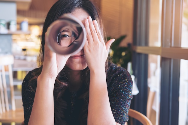 vrouw die door een broodjesboek kijkt