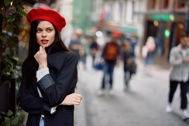 Foto vrouw die door een oude stadsstraat loopt in een menigte sociofobie angst voor menigten angst voor mensen paniekaanval