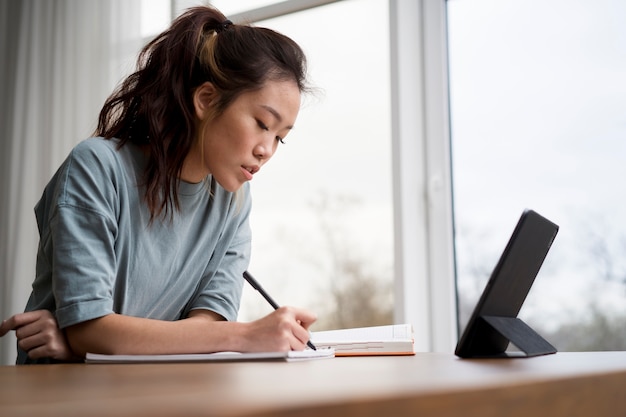 Foto vrouw die e-learningcursussen volgt