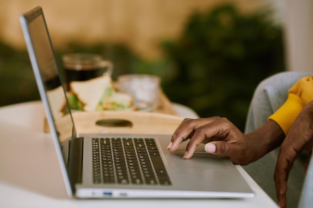 Vrouw die e-mails controleert