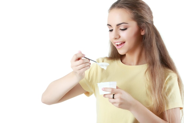 Vrouw die een beslissing neemt tussen gezond eten en fastfood